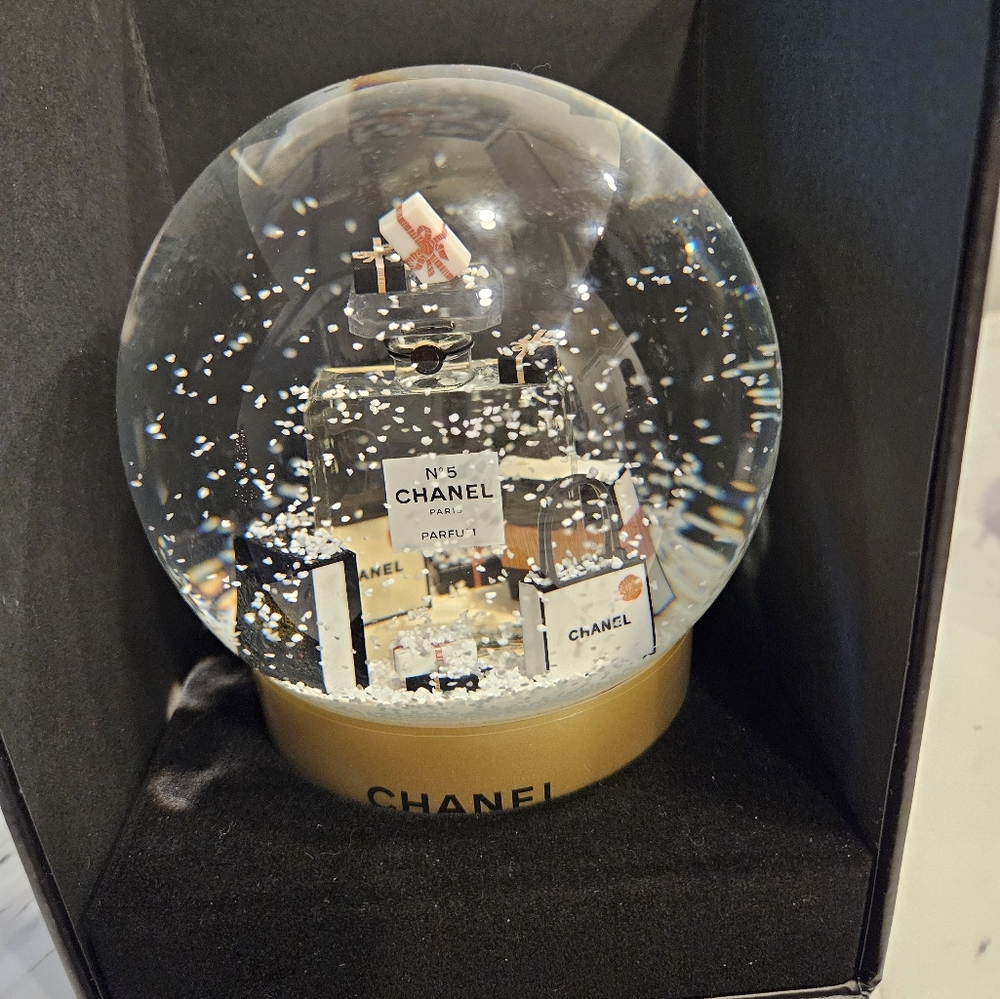 Chanel Snow #5 Gorgeous Snowglobe w/Box - Picture 2 of 9